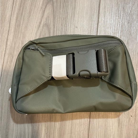 Lululemon Everywhere Belt Bag - Sage Green 2L - Picture 4 of 7